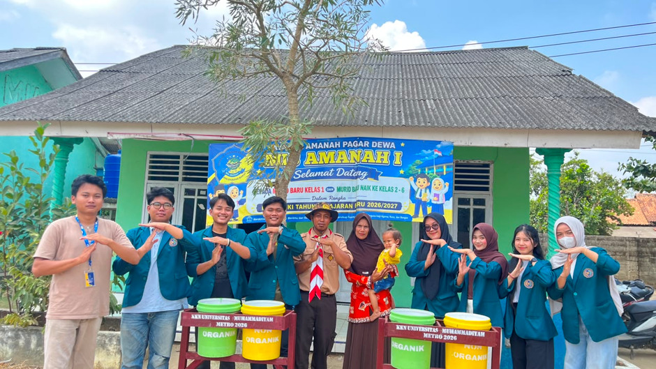 MAHASISWA KKN KELOMPOK 24 UNIVERSITAS MUHAMMADIYAH METRO LAKSANAKAN PENEMPATAN TONG SAMPAH DI MIS AMANAH DAN TK AMANAH BUJUNG SARI MARGA