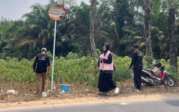 PEMASANGAN KACA CEMBUNG SEBAGAI UPAYA MENINGKATKAN KESELAMATAN PENGGUNA JALAN DI TIYUH CANDRA JAYA