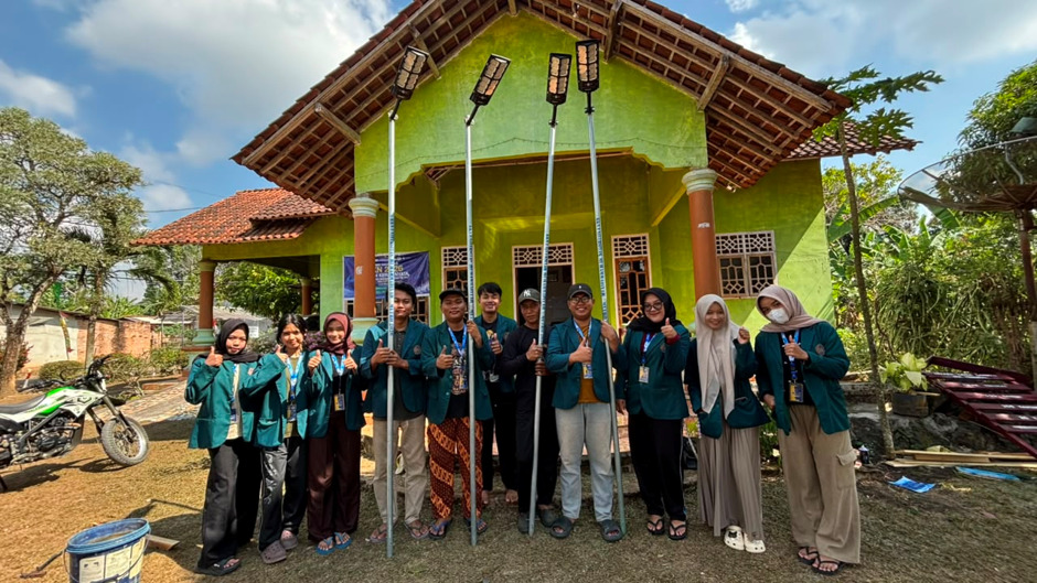 Pemasangan Lampu Jalan Tenaga Surya di Tiyuh Bujung Sari Marga