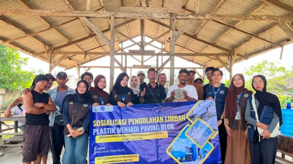 Inovasi Hijau Berkelanjutan: Mahasiswa KKN UM Metro Edukasi Warga Daya Murni Olah Limbah Plastik Menjadi Paving Block